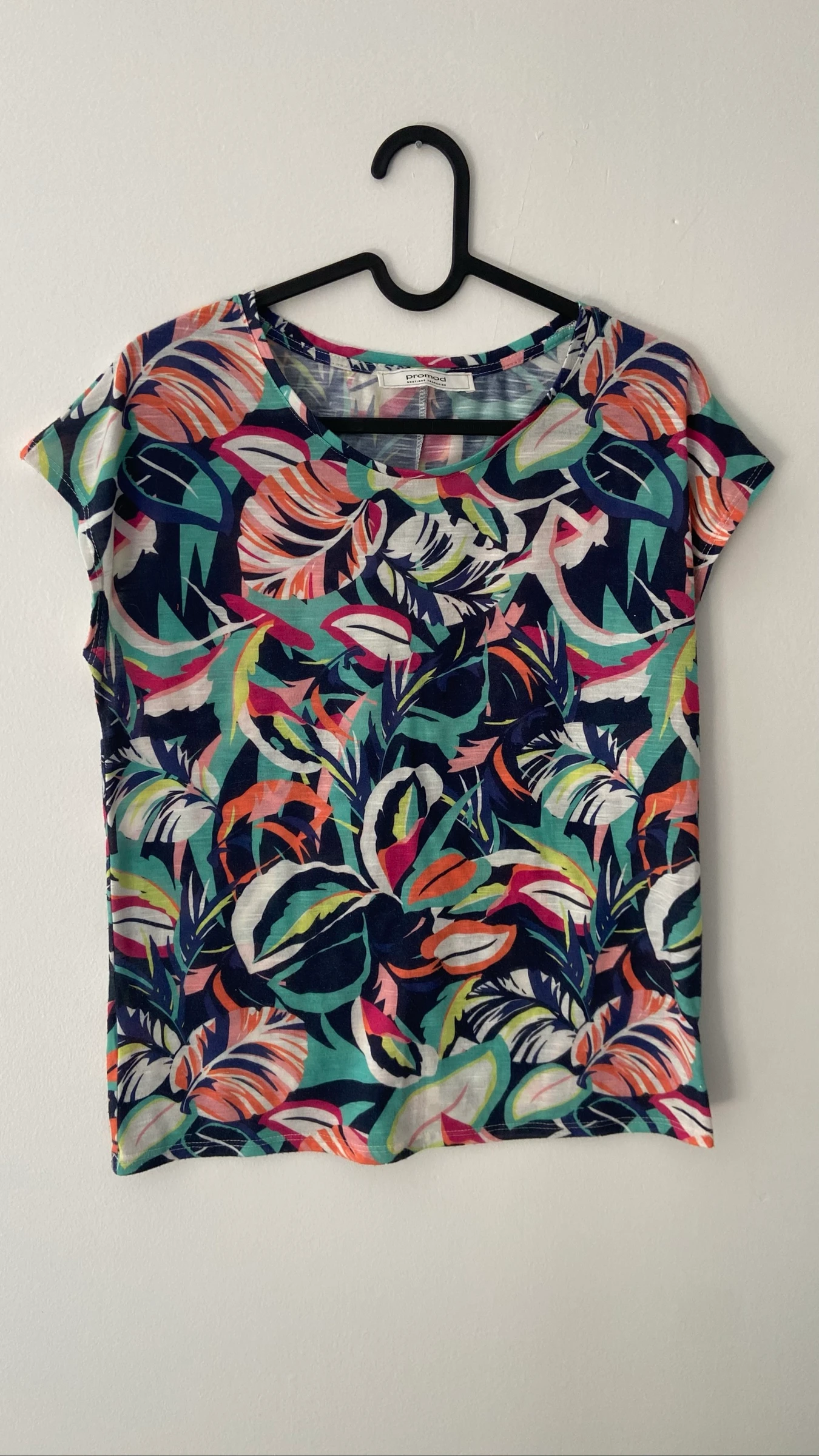 Camiseta de color vivo y con flores Talla 40 – photo 2